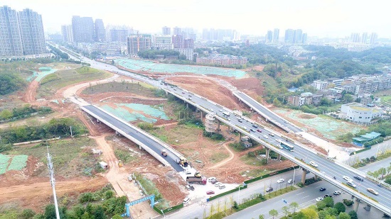 三大桥河东匝道路面工程进入扫尾阶段。（罗韬 摄）.jpg